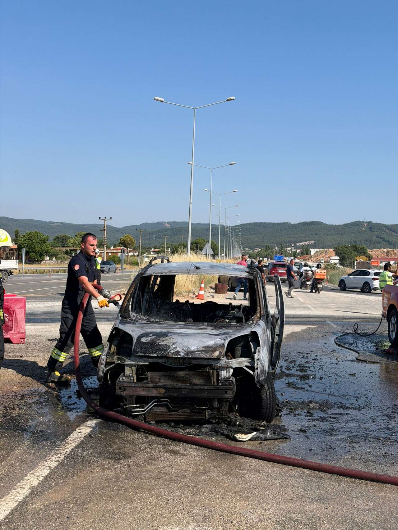 Menteşe’de Korkutan Araç Yangını: Kötekli Kavşağı’nda Alevler Yükseldi 1
